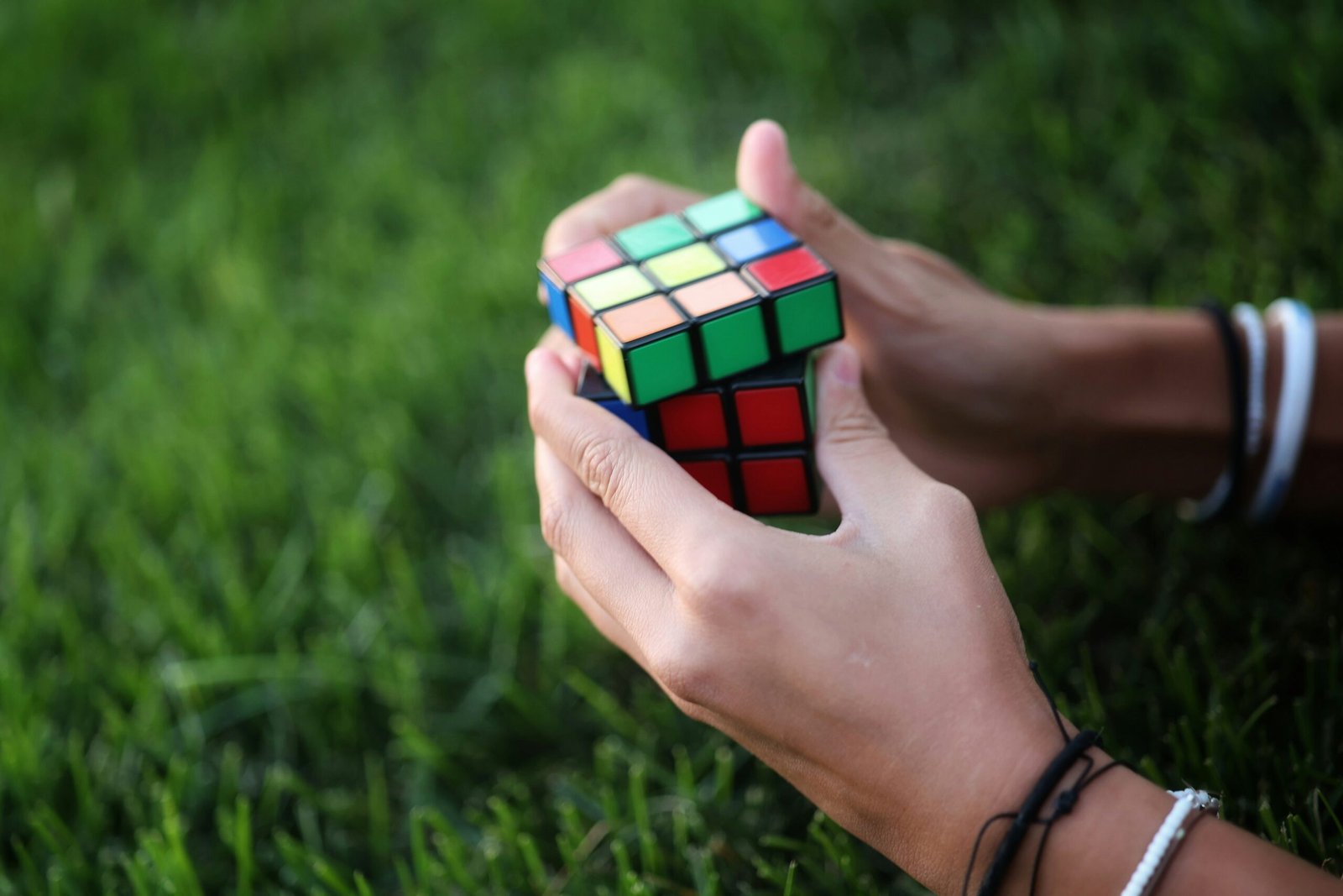speedcubing-101-how-to-solve-a-rubiks-cube-in-under-1-minute-mcubes-blog-image-1